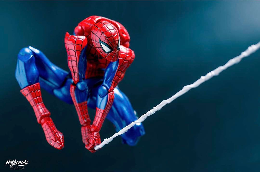 artista giapponese crea foto incredibili-delle action figure dei supereroi